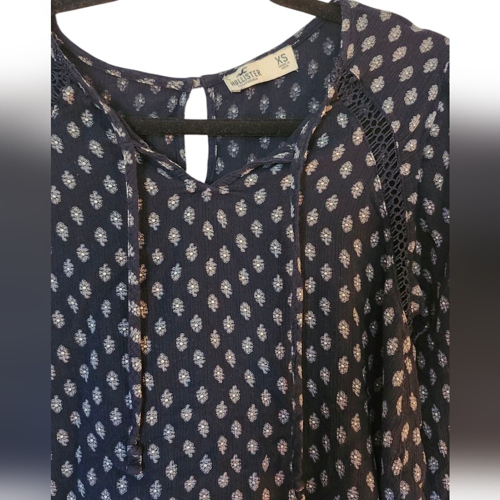 CLOSET CLEAROUT Hollister Navy Blue Patterned Blouse Shirt Top Lace Sleeve XS - Picture 4 of 4